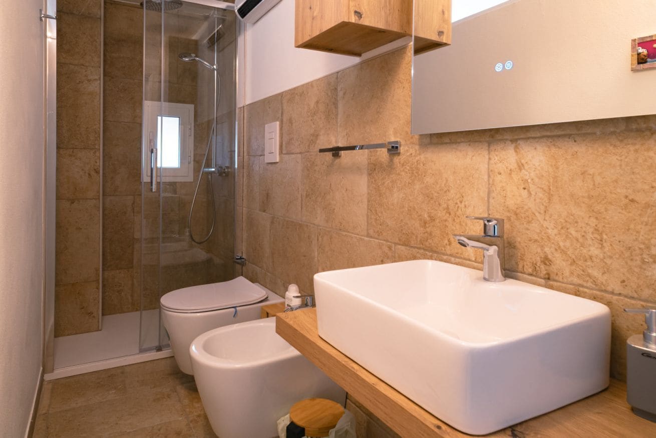 Een douche, een haardroger, een bidet, handdoeken