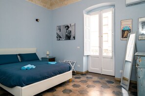 2 bedrooms, desk, WiFi, bed sheets
