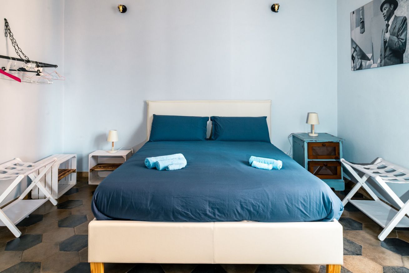 2 bedrooms, desk, WiFi, bed sheets