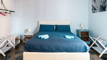 2 bedrooms, desk, WiFi, bed sheets