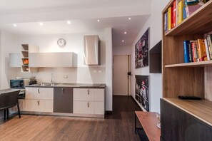 Fridge, microwave, oven, stovetop - Casa Peschiera by Rentbeat (Torino)
