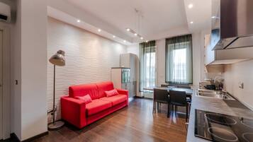 Kühlschrank, Mikrowelle, Ofen, Herdplatte