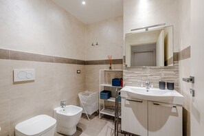 Dusche, kostenlose Toilettenartikel, Haartrockner, Bidet