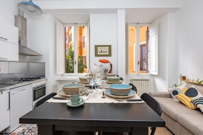 Fridge, microwave, oven, stovetop - Casa Maria Teresa by Rentbeat (Roma)