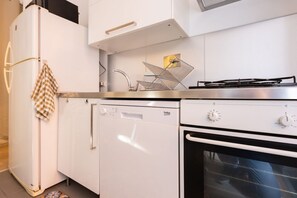 Fridge, microwave, oven, stovetop - Casa Maria Teresa by Rentbeat (Roma)