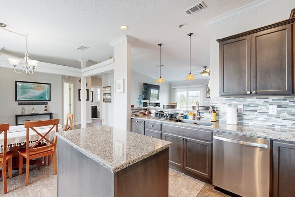 冷蔵庫、電子レンジ、オーブン、コンロ