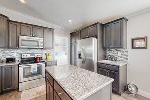 冷蔵庫、電子レンジ、オーブン、コンロ