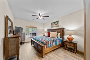 3 quartos, ferros/tábuas de passar roupa, acesso à internet