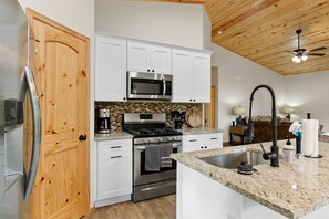 Geladeira, micro-ondas, fogão, cooktop