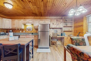 Jääkaappi, mikroaaltouuni, uuni, liesi