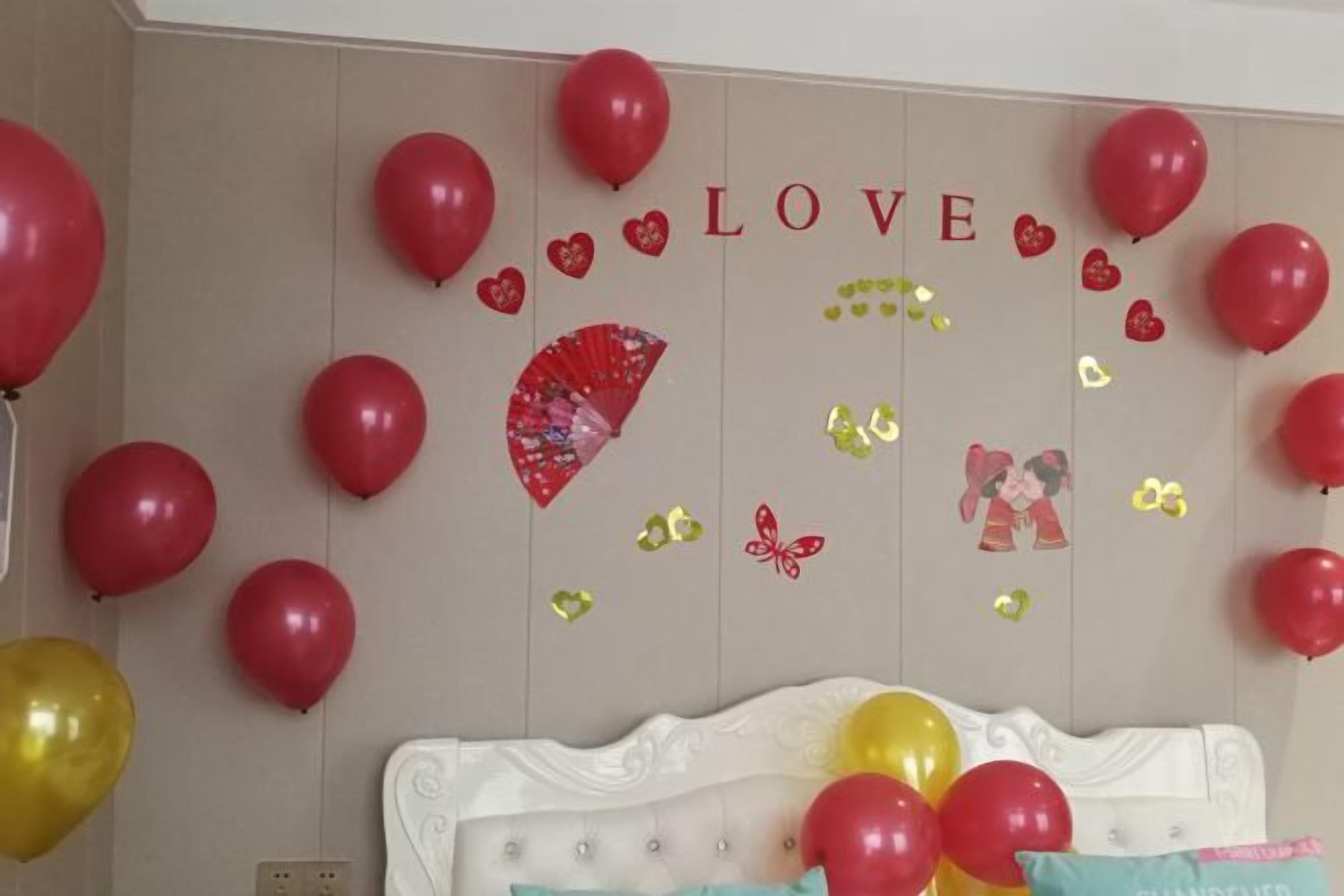 Une pièce avec un lit, des ballons et des décorations murales.