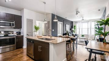 Jääkaappi, mikroaaltouuni, uuni, liesi