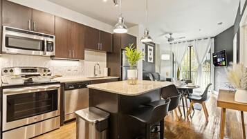 Frigorifero, microonde, forno, piano cottura