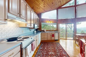 Fridge, microwave, oven, stovetop - Mountain view house with large deck and close to nature (Topton)