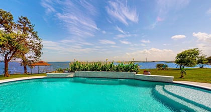 2-bedroom cozy guest home with, gym, patio, shared pool and views