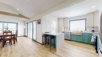 Frigorífic, microones, forn i placa de cuina