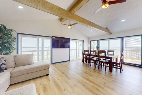 3-bedroom home with washer/dryer, TV, free internet, poon & amazing water view