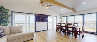 3-bedroom home with washer/dryer, TV, free internet, poon & amazing water view