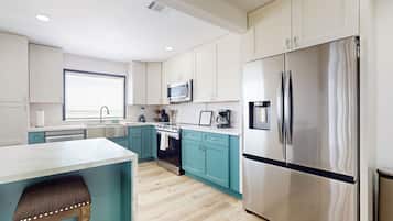 Frigorifero, microonde, forno, piano cottura