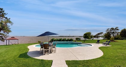 Main home with guest house & private pool