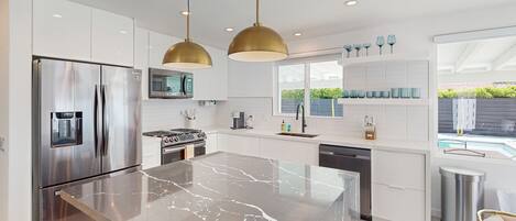 Réfrigérateur, four à micro-ondes, un four, surface de cuisson