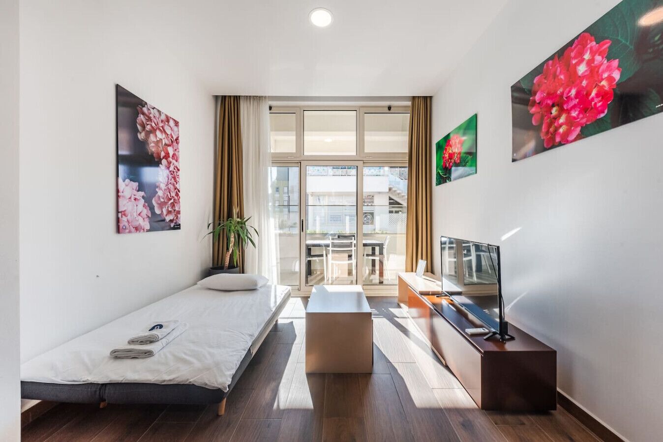 Iron/ironing board, WiFi, bed sheets