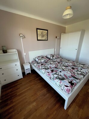 2 bedrooms, iron/ironing board, travel cot, free WiFi
