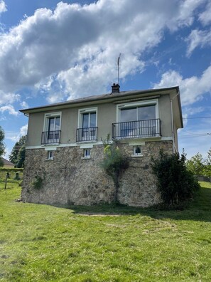 Exterior - Small house entirely renovated, 2 minutes from the medieval site of Bridiers (La Souterraine)