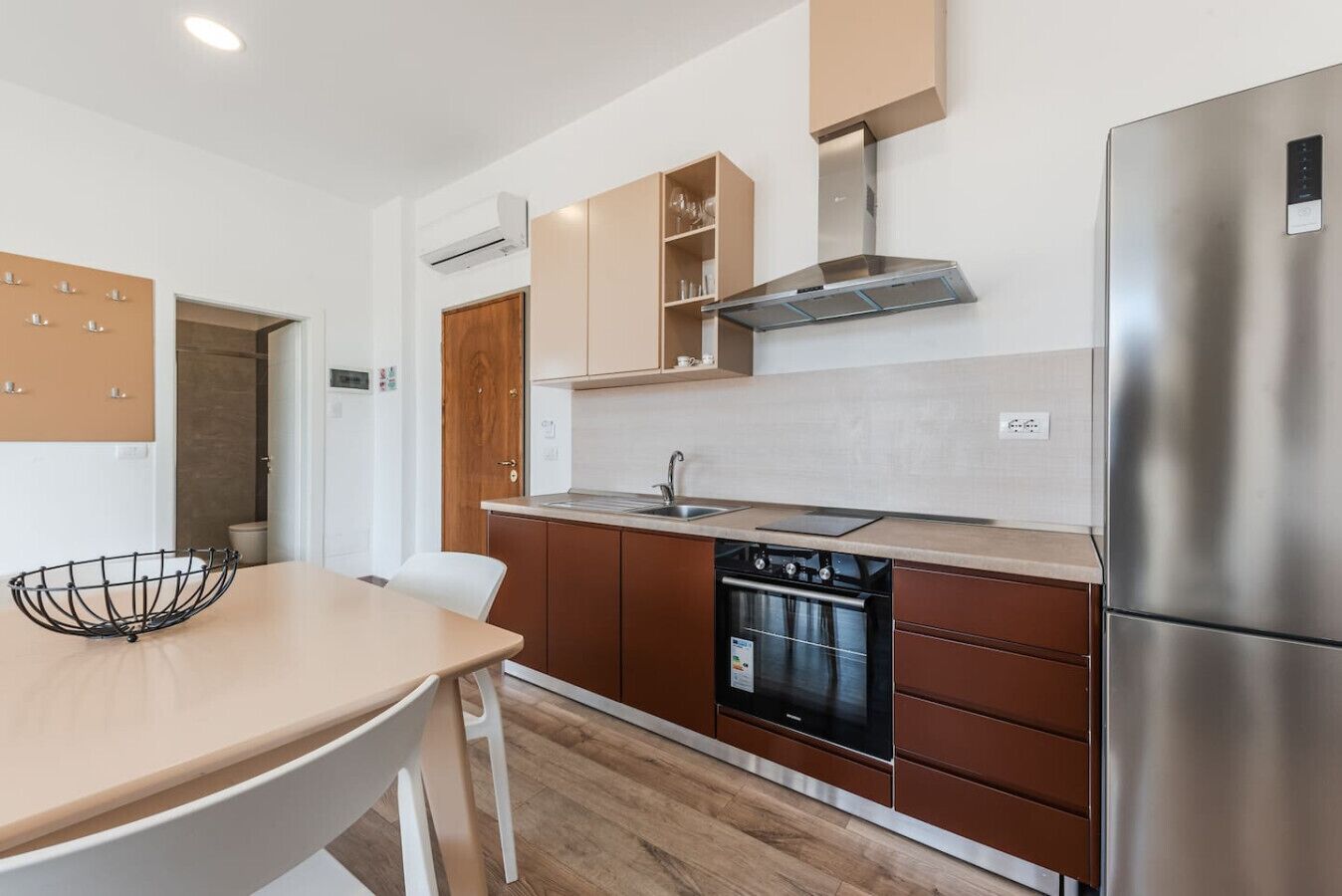 Kühlschrank, Ofen, Herdplatte, Kochgeschirr/Geschirr/Besteck