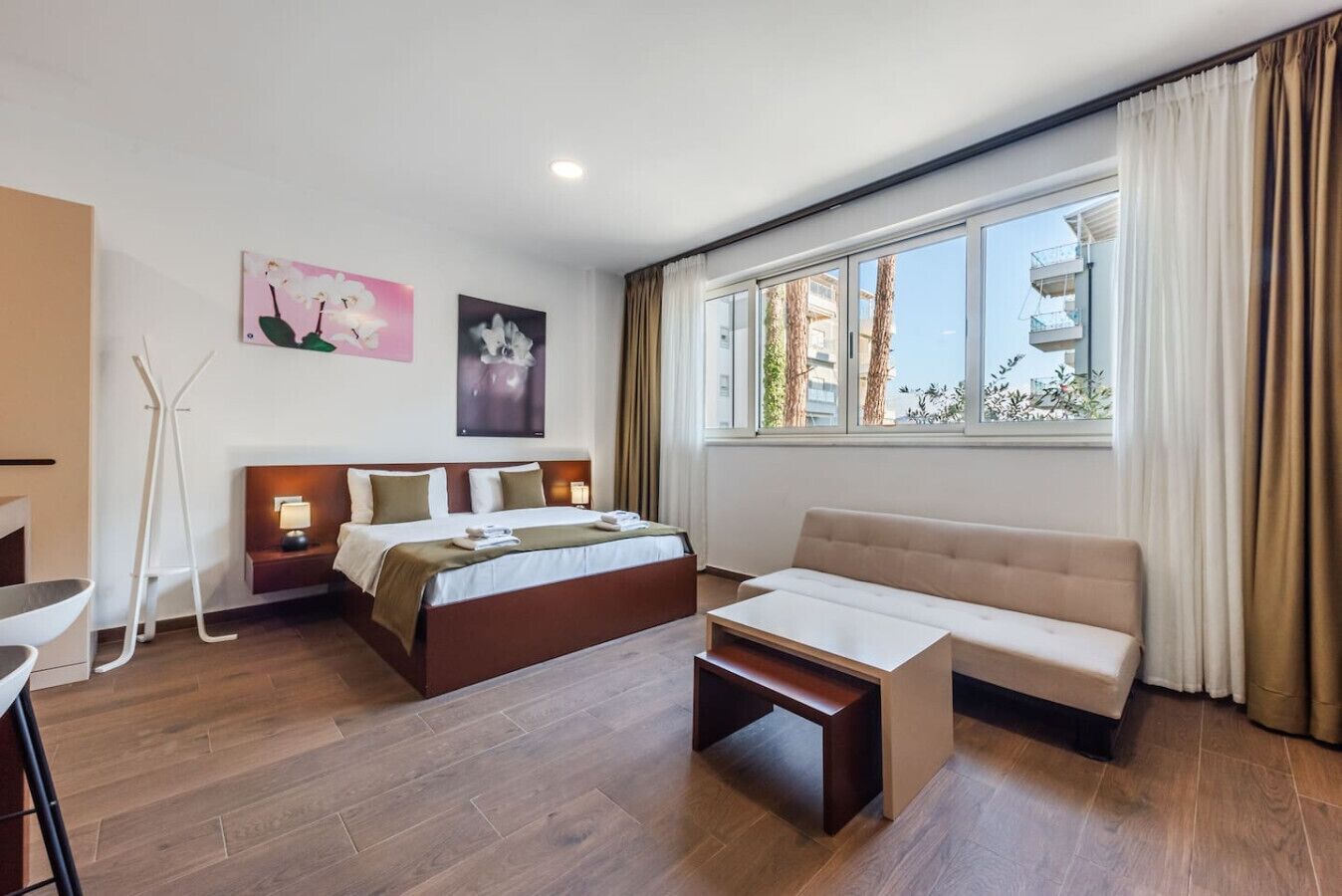 1 dormitorio, tabla de planchar con plancha, wifi y ropa de cama