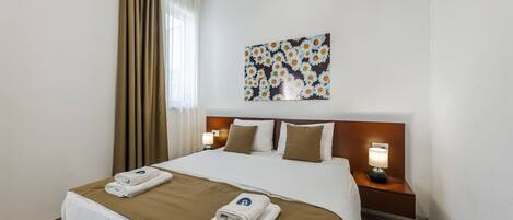 Tabla de planchar con plancha, wifi y ropa de cama