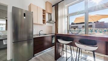 Kühlschrank, Ofen, Herdplatte, Kochgeschirr/Geschirr/Besteck