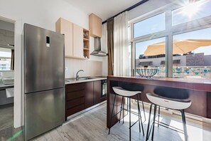 冷蔵庫、オーブン、コンロ、調理器具と食器