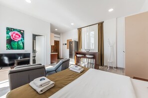 Een strijkplank/strijkijzer, gratis wifi, beddengoed