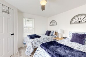 2 bedrooms, iron/ironing board, internet, bed sheets