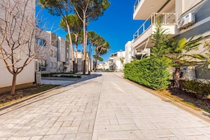 Property grounds - Seafront Escape in Durrës - Mimoza by PikHost (Gjiri i Lalzit)