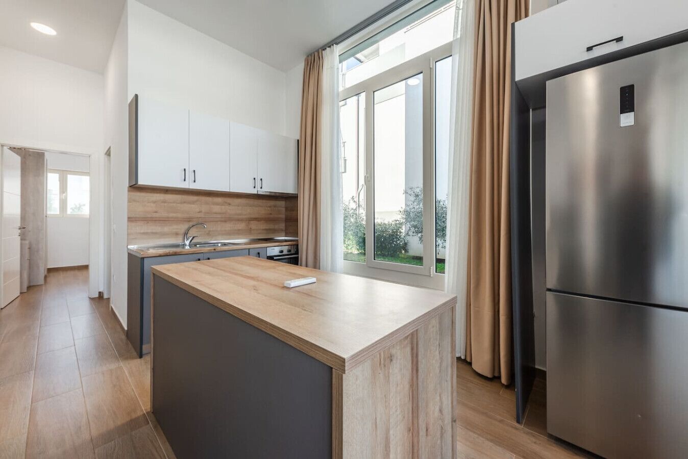 Kühlschrank, Ofen, Herdplatte, Kochgeschirr/Geschirr/Besteck