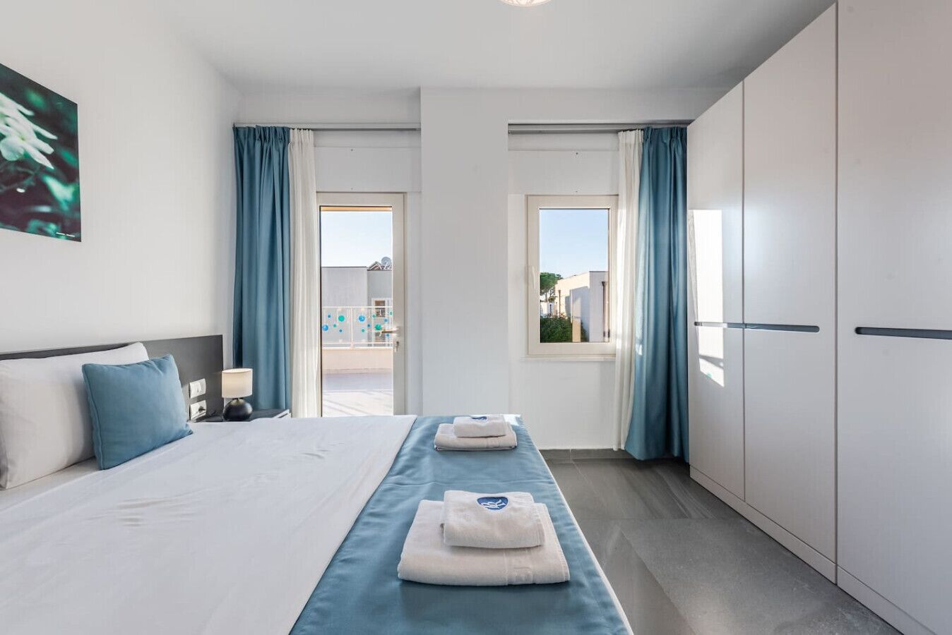 Tabla de planchar con plancha, wifi y ropa de cama 