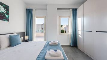 Tabla de planchar con plancha, wifi y ropa de cama