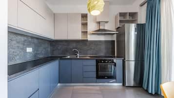 Fridge, oven, stovetop, cookware/dishes/utensils