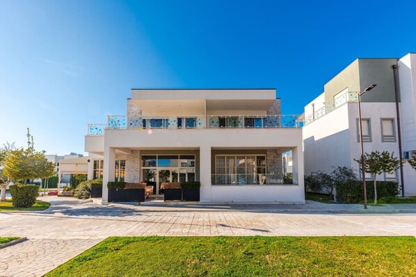 Exterior - 2-BR Apartment by the Beach - Jasemin by PikHost (Gjiri i Lalzit)