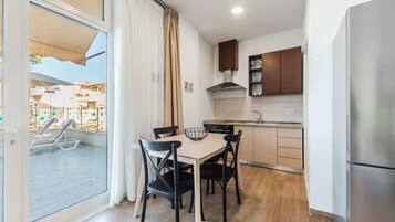 Fridge, oven, stovetop, cookware/dishes/utensils