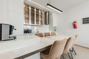 Fridge, microwave, oven, stovetop - Seaside Retreat | Green Coast by PikHost (Palasë)