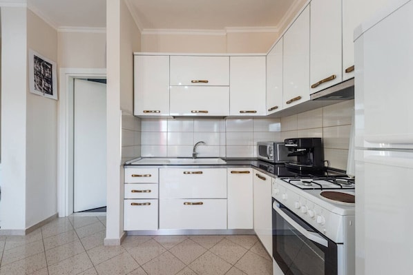 Kühlschrank, Mikrowelle, Ofen, Herdplatte