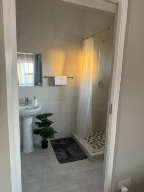 Dusche, Handtücher, Seife, Toilettenpapier
