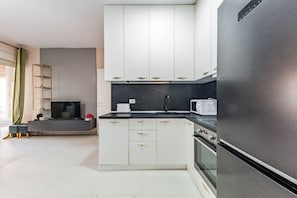 Réfrigérateur, micro-ondes, four, plaque de cuisson