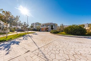 Property grounds - Tranquil Apartment with pool access - Manjola by PikHost (Gjiri i Lalzit)