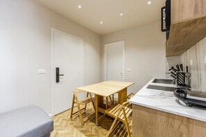 Een koelkast, een magnetron, een kookplaat, een broodrooster