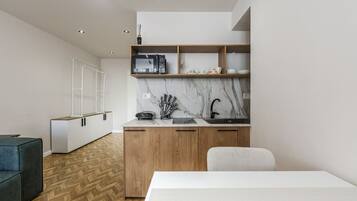 Kühlschrank, Mikrowelle, Herdplatte, Toaster