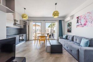 TV - Spacious 1BR Apartment with Resort Access by PikHost (Gjiri i Lalzit)